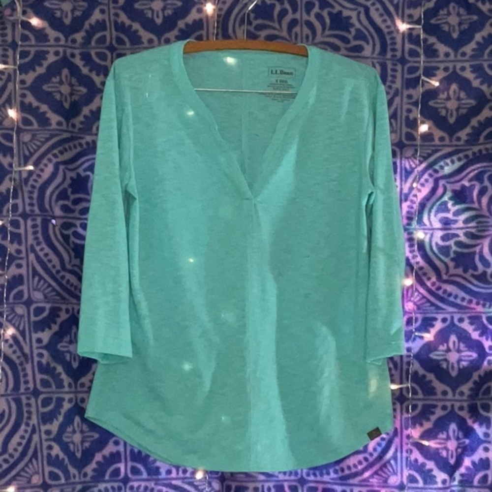 WOMAN’S L.L. Bean teal 3/4 sleeve v-neck tee.